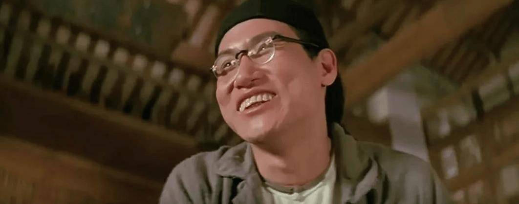 还是耍宝搞怪的家庭片,喜剧角色,甚至漫画风,造型千变,扫帚头,龅牙嘴