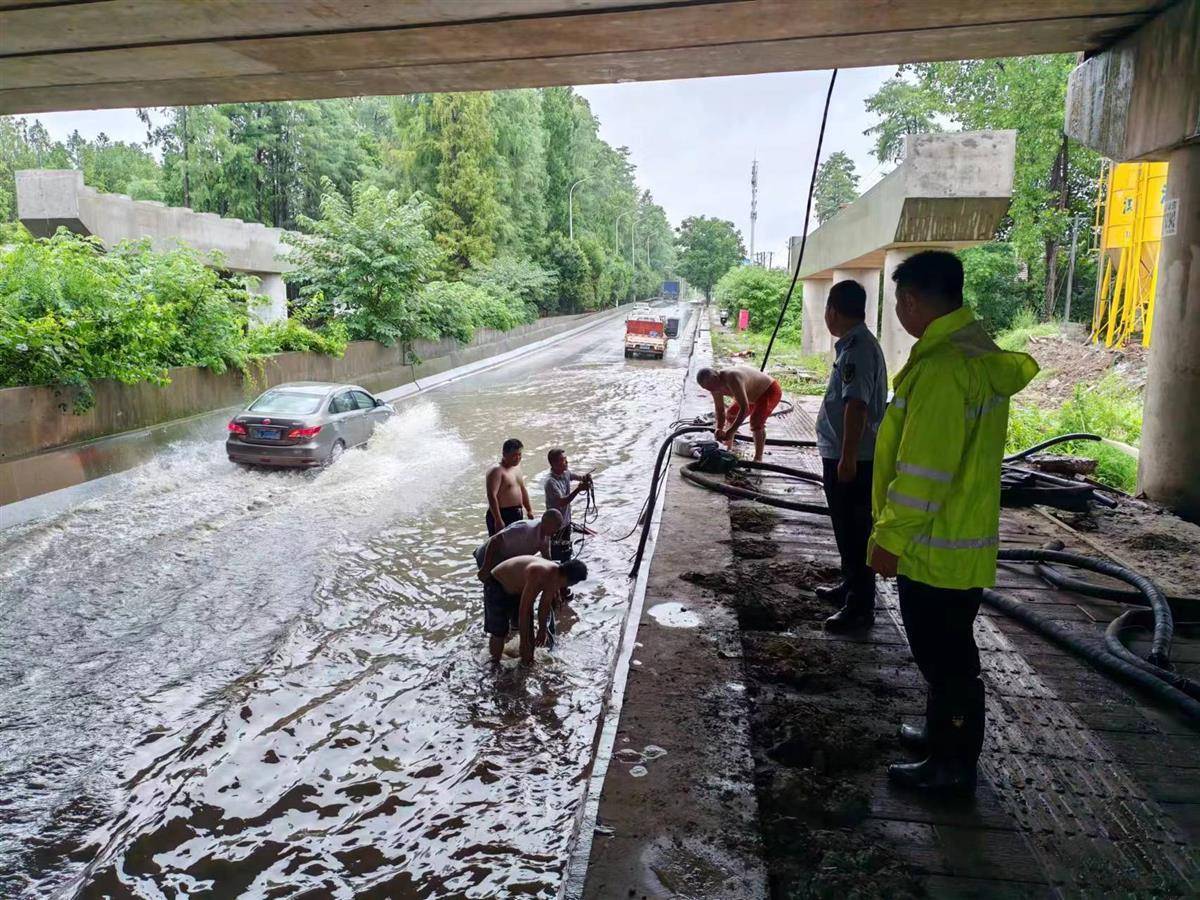 雨中不停歇,武汉市东西湖区走马岭街奋力排渍保畅通