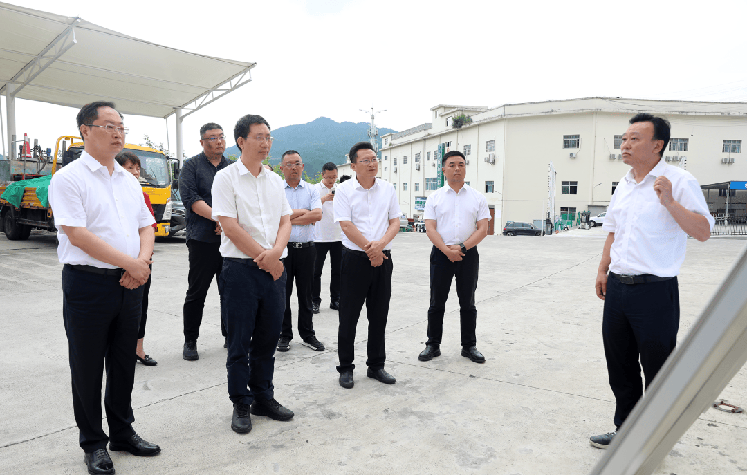 省商务厅副厅长陈友清来万调研