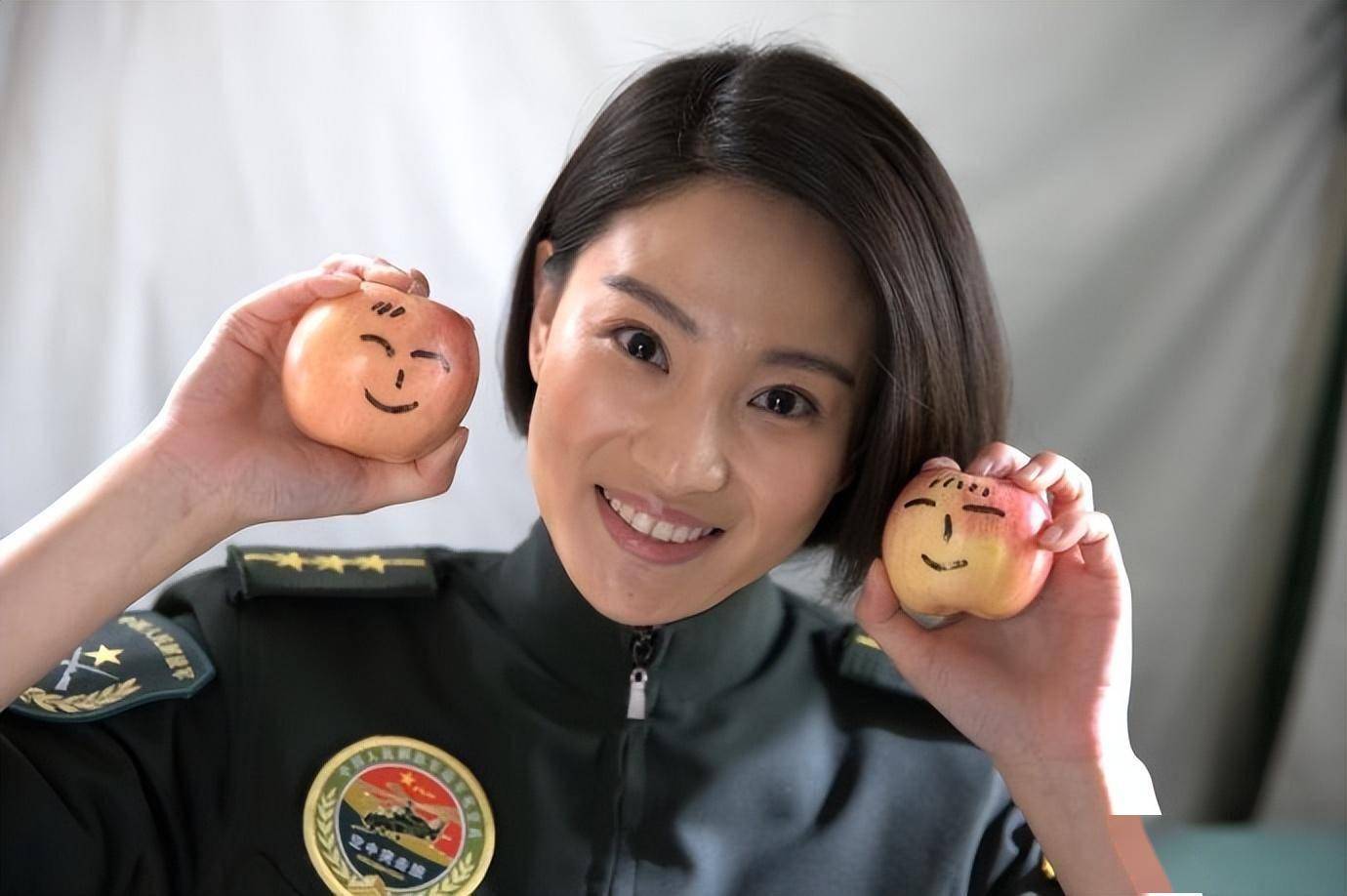 看"最美军花"侯梦莎的处境,才明白"道德高点"的郝蕾为何被骂