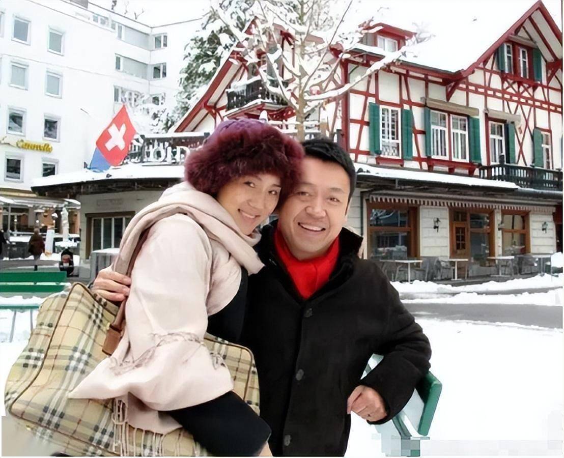 著名歌唱家哈辉:不惧流言嫁三婚丈夫,婚后生一儿一女,如今怎样