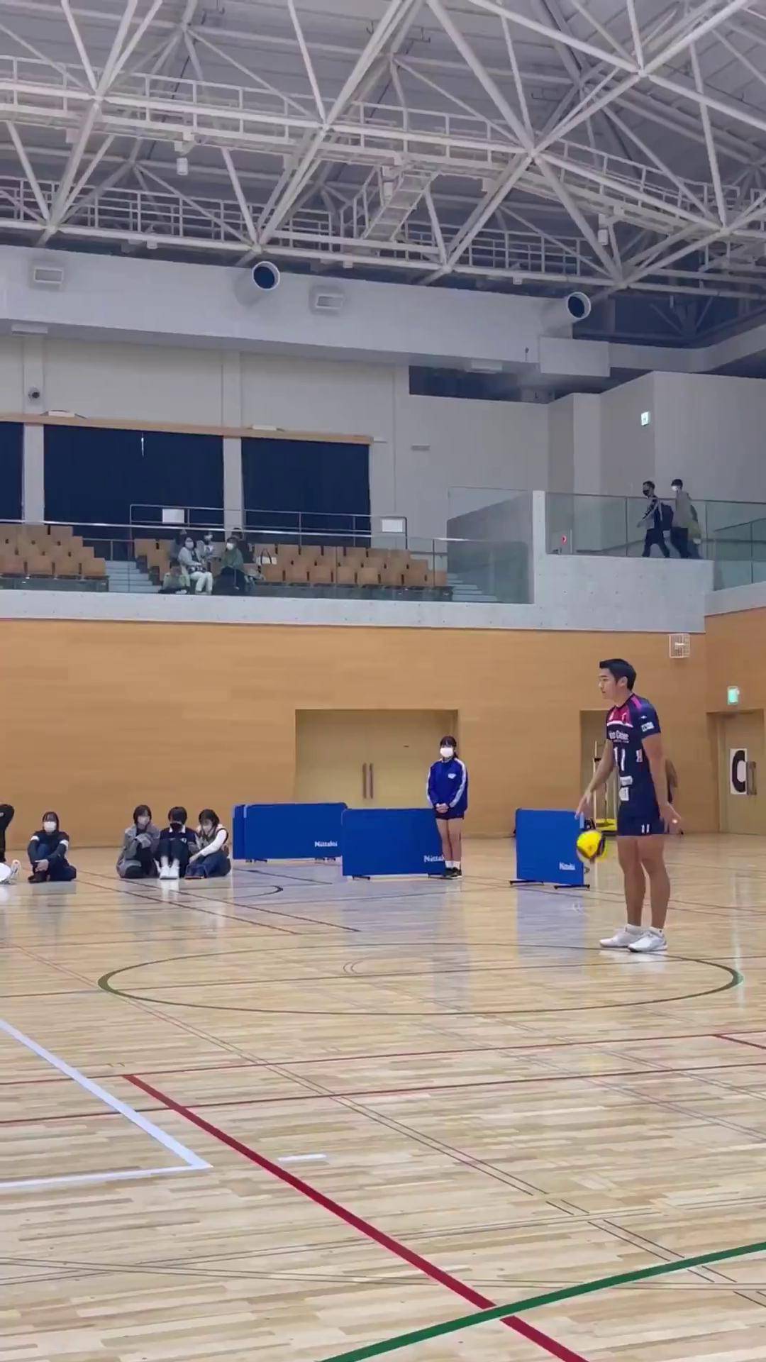 来个男排背飞排球