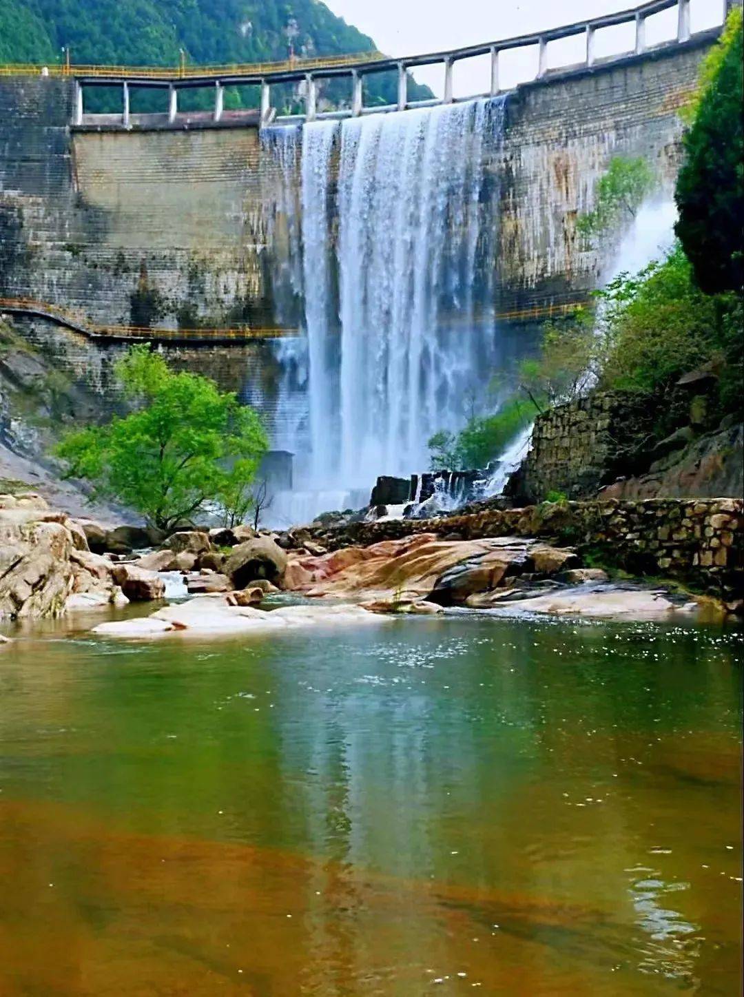 隆隆的声响在数里之外仿佛一大条布带磻溪峡谷瀑布倾泻而下一步封神榜