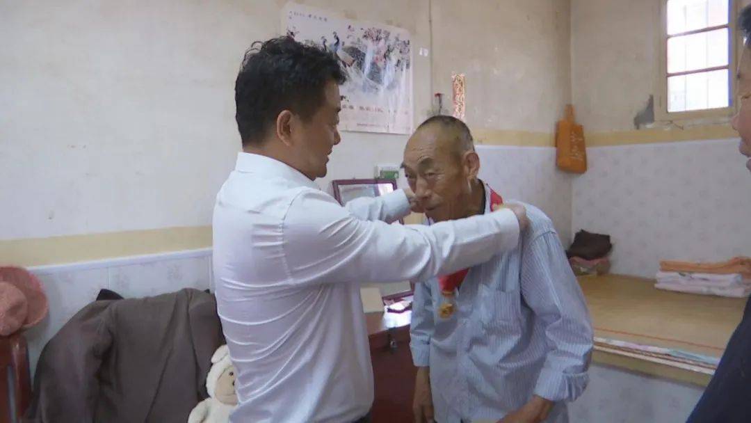 县委书记杨鹏程"七一"前夕看望慰问困难老党员