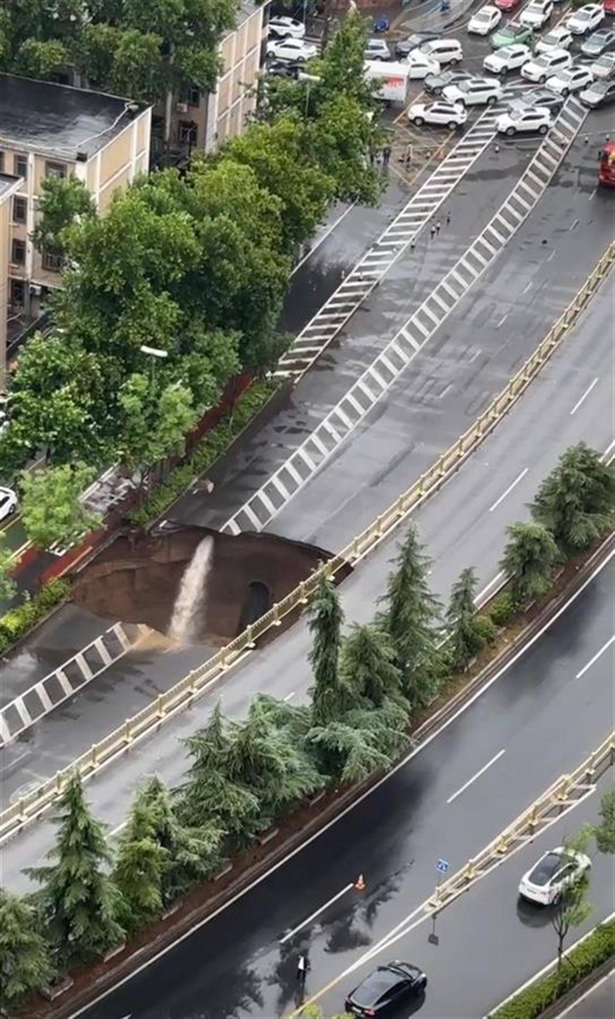 西安地铁8号线在建路段突发涌水涌砂,路面塌陷现大坑洞,无人员伤亡_处置_开远_环线