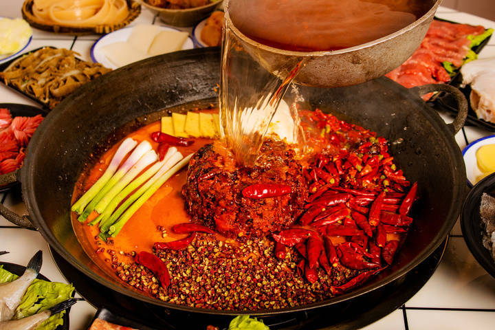 红油传统火锅 图源:视觉中国近日,浙江省餐饮行业协会火锅专业委员会