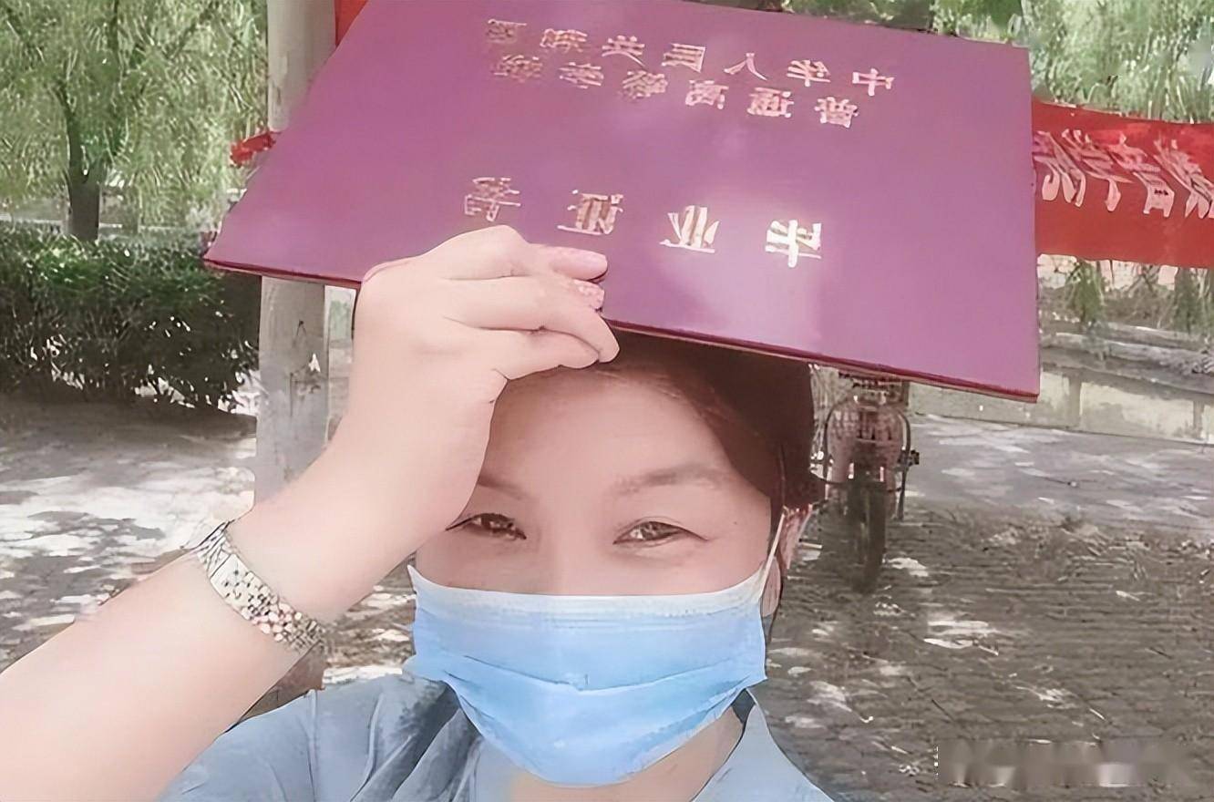 为了实现自己成为教师的梦想,她又开始准备教师资格证考试.