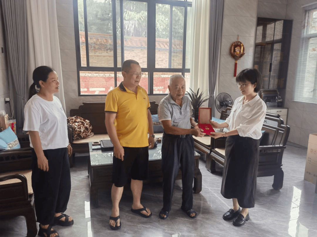 平和县九峰镇:颁发"光荣在党50年"纪念章