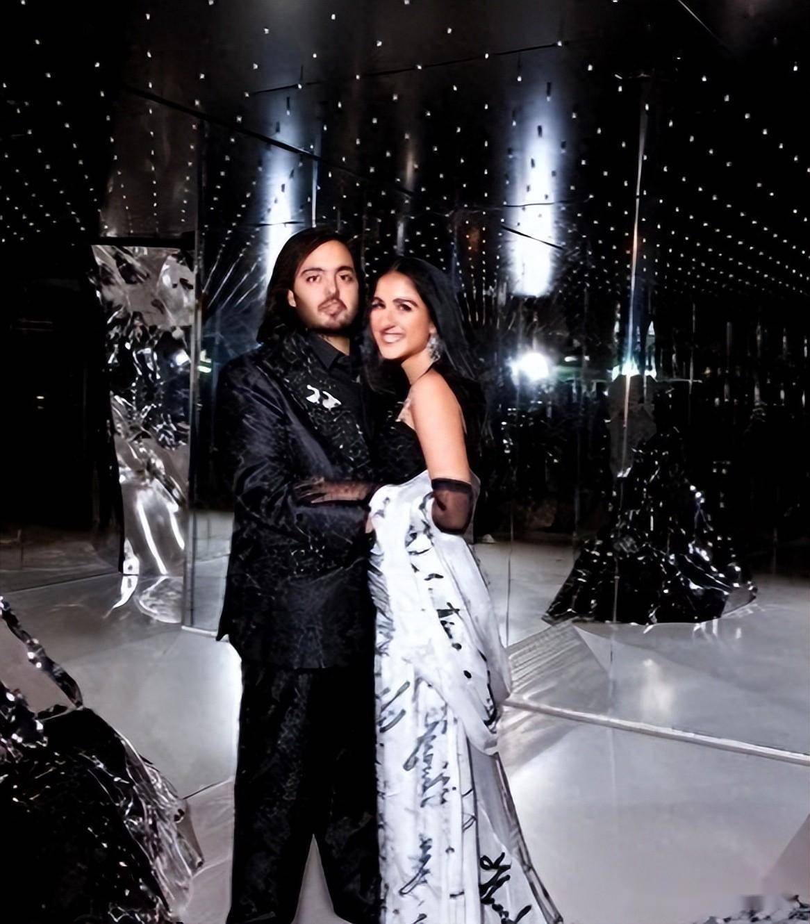 穆克什就像妻子的骑士一般,走到哪里都牵着妻子