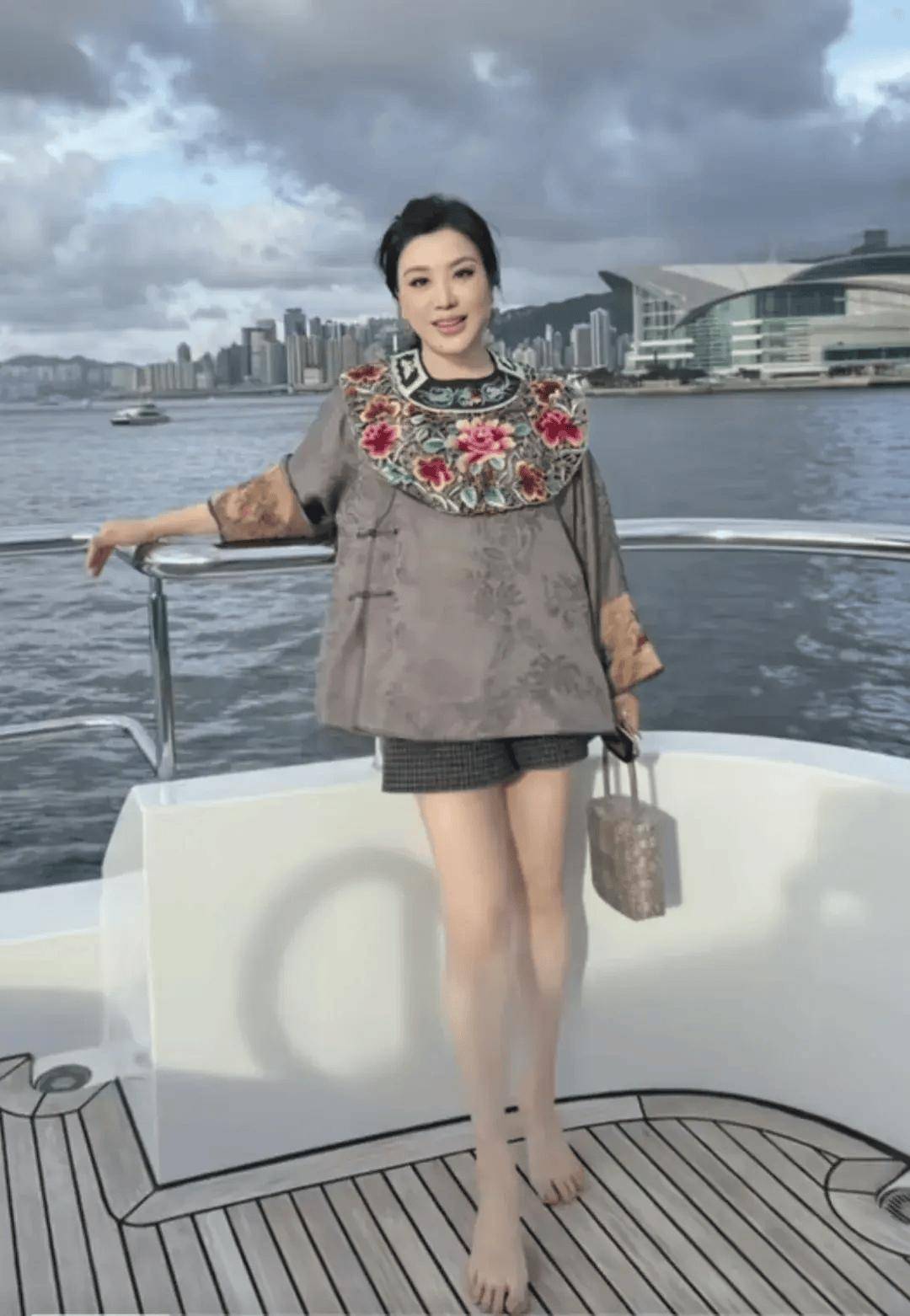 吕良伟和甄子丹同框,俩人的妻子又娇又美,于正意外露脸