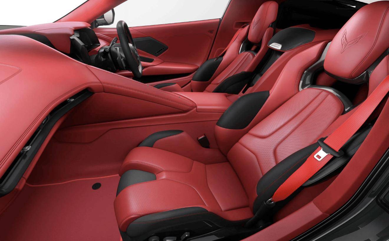 其中一半为红色雾面金属漆 米色内饰,另外一半为碳黑金属漆 红色内饰