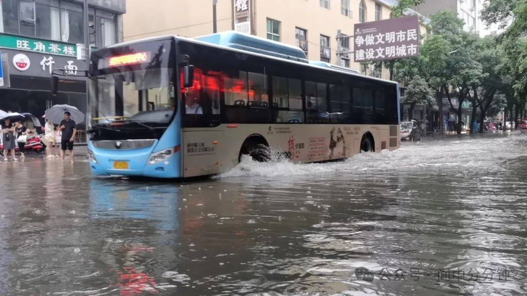 阆中大雨图片