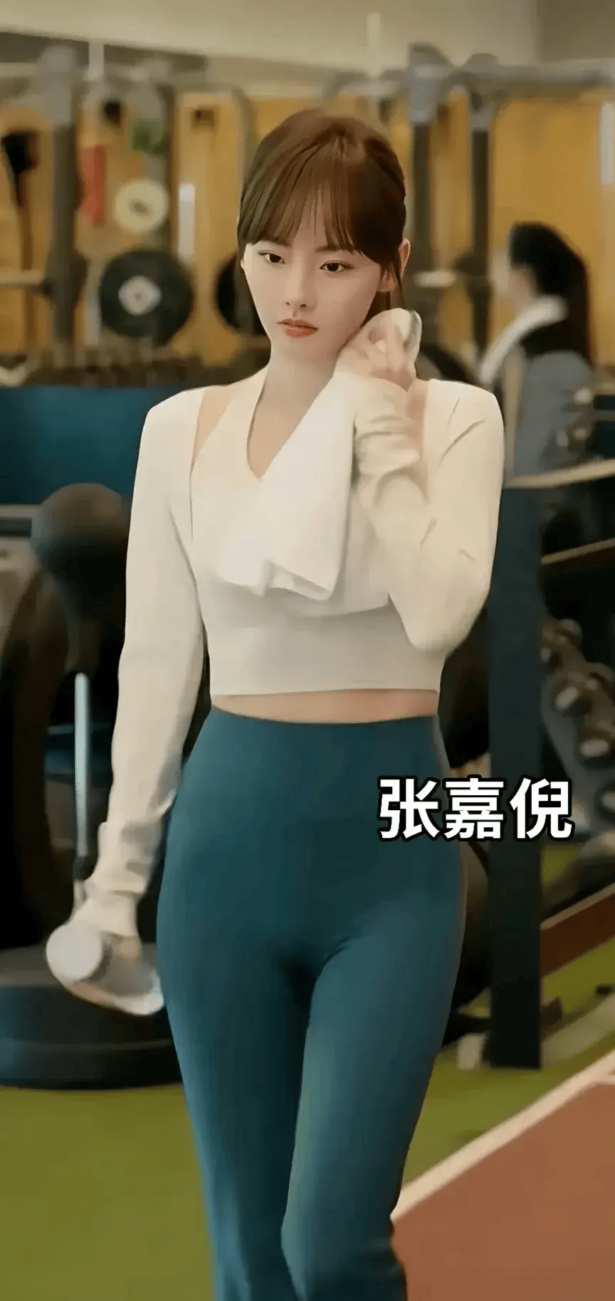 女明星穿瑜伽裤,大方展示身材,看看谁更卷?