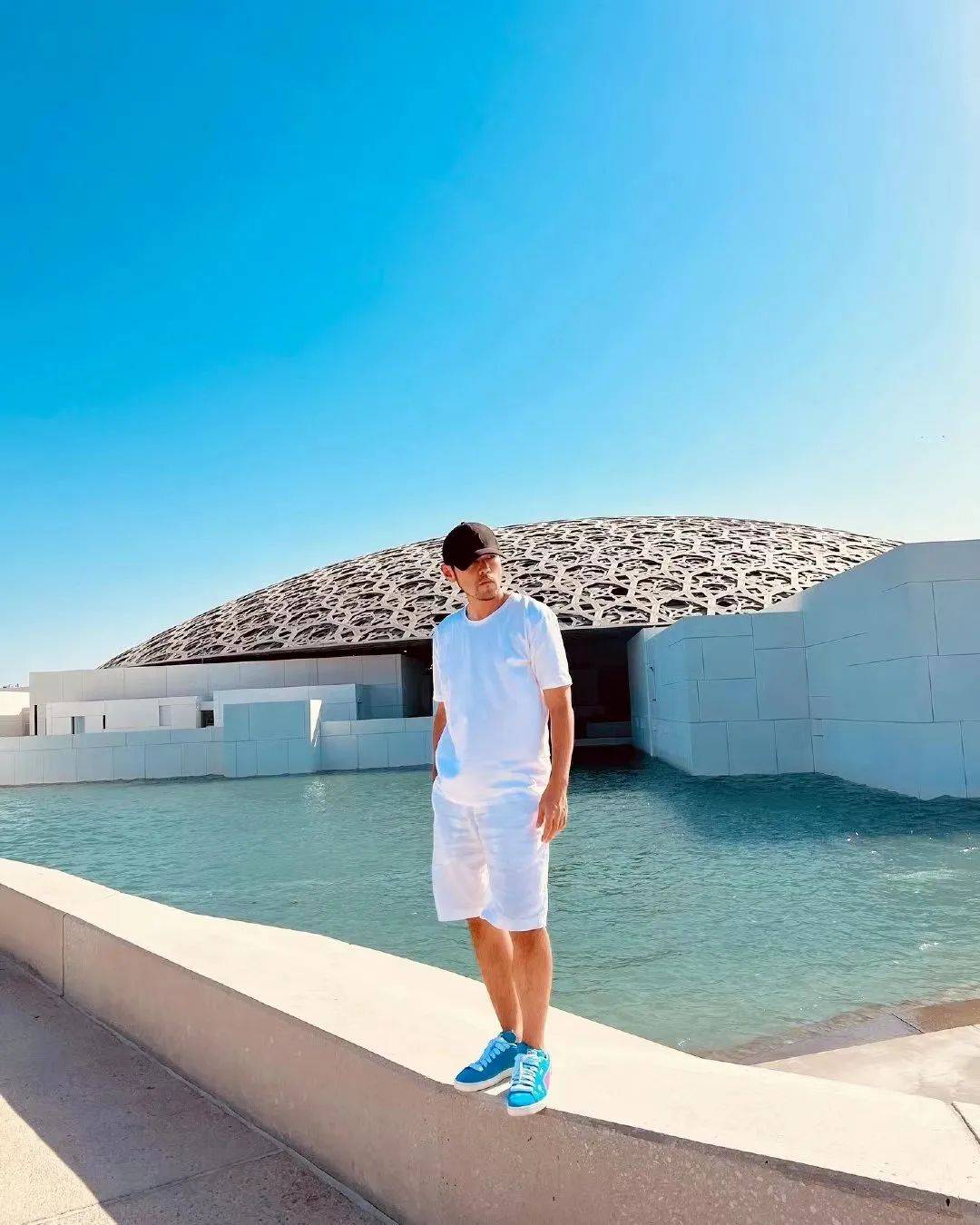 周杰伦在迪拜度假被网友偶遇,穿着随意但依旧帅气