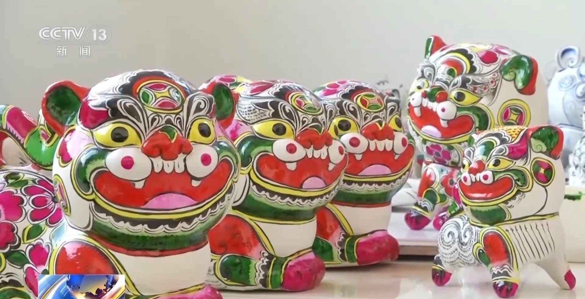 凤翔泥塑国家级传承人走进研学课堂,为同学们讲起了泥塑彩绘的注意