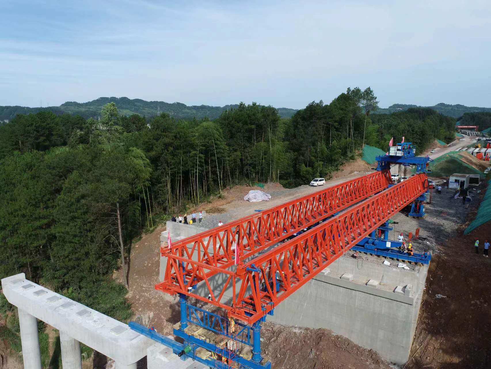 武两高速首片预制t梁架设成功 全线明年建成通车