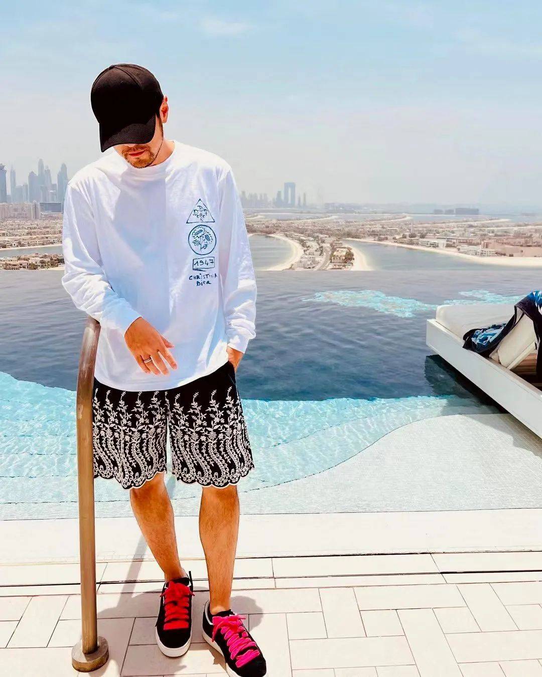 周杰伦在迪拜度假被网友偶遇,穿着随意但依旧帅气