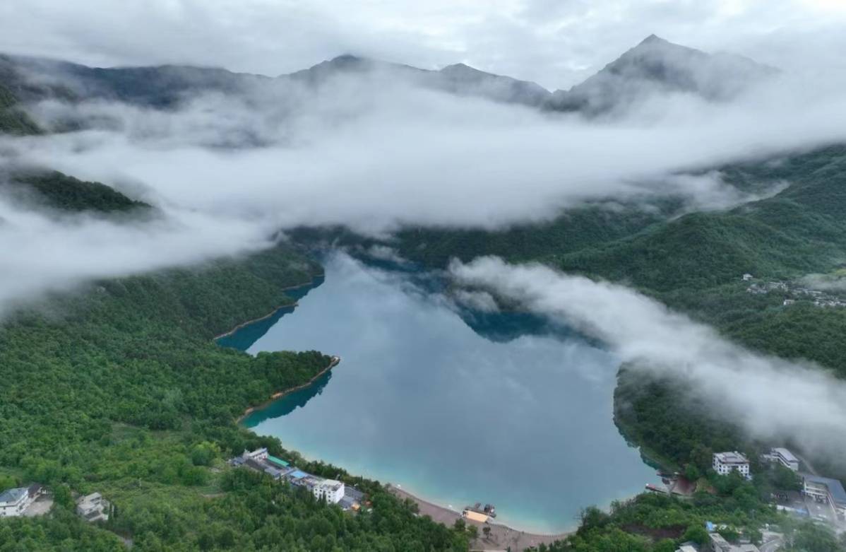 甘肃省陇南市文县:烟雨天池美如画