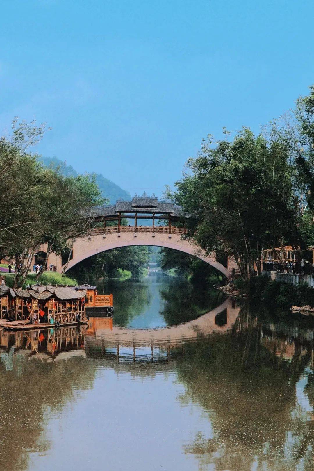 除了古镇,白鹤山也是来邛崃的不错选择~全程都是青石板路,一路都是