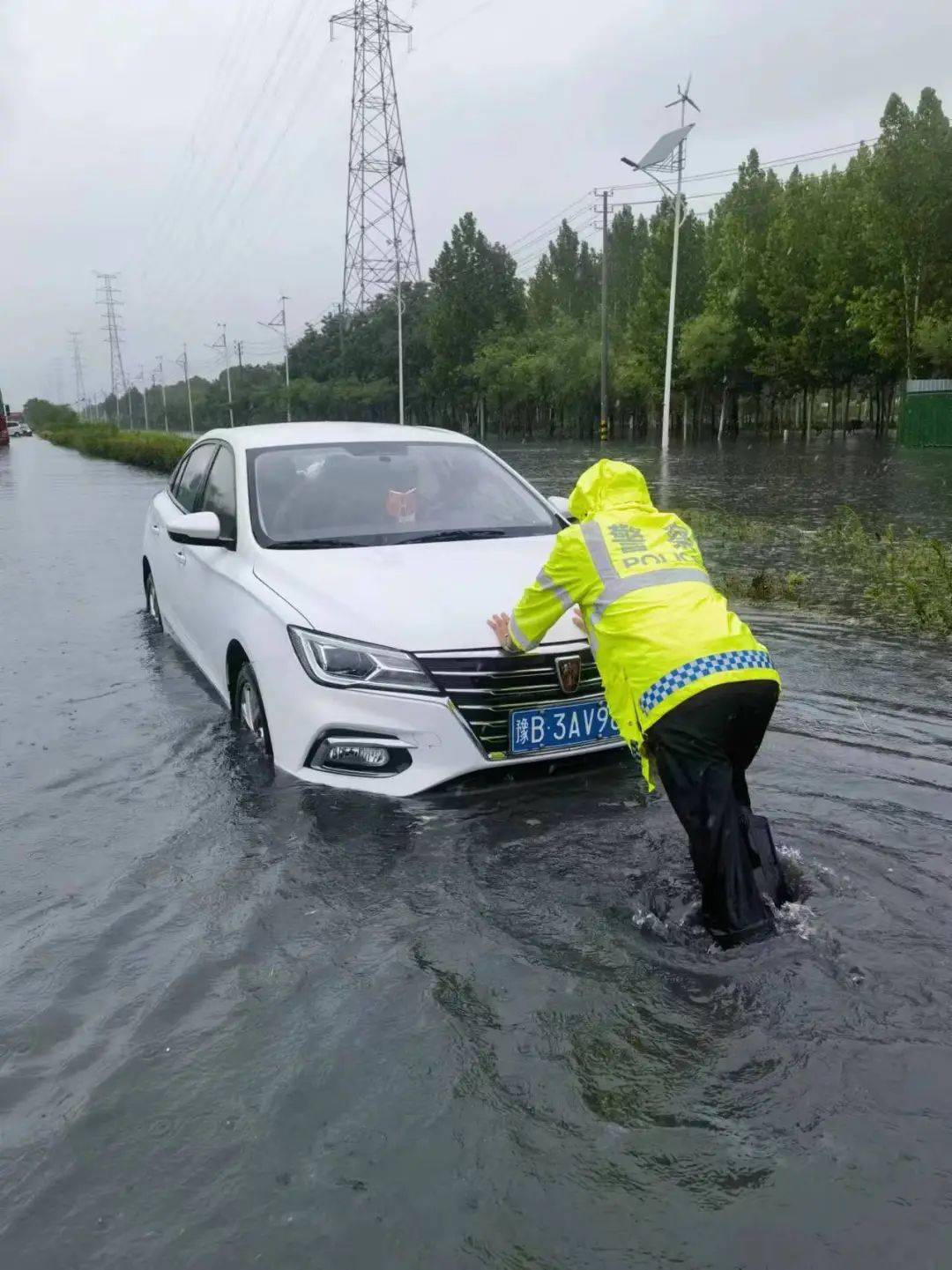 警色相伴 雨你同行 中牟交警雨中执勤坚守岗位保平安