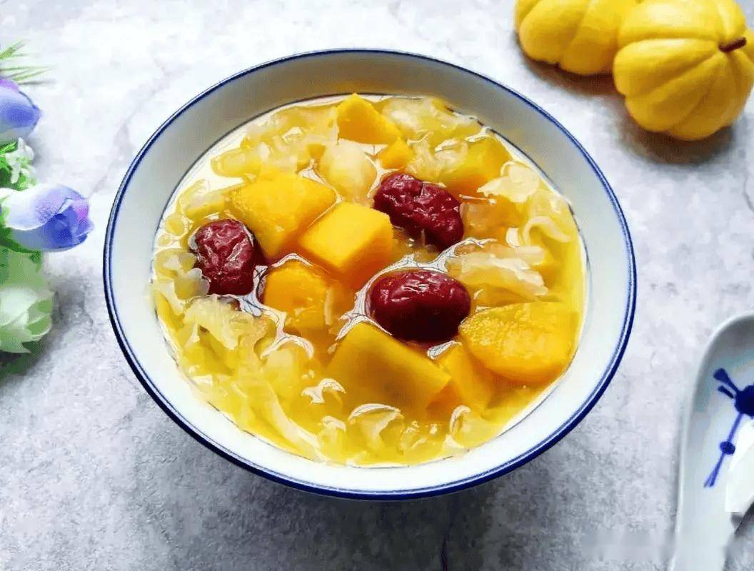 食材:南瓜,银耳,百合,红枣调料:红糖相关做法:1,准备食材,一块红糖