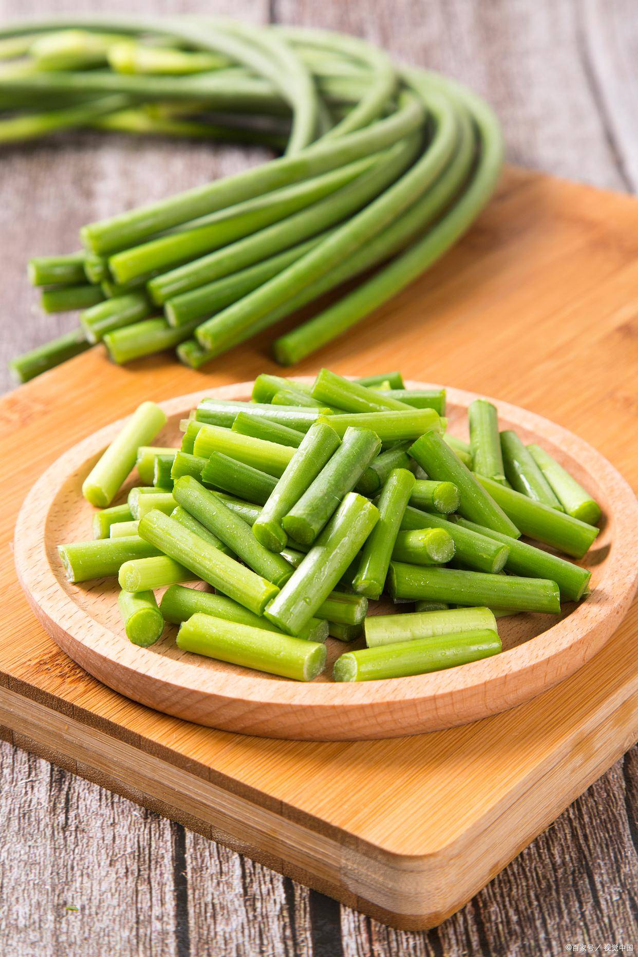 春天的味道：蒜苔炒肉，简单却美味的烟火气