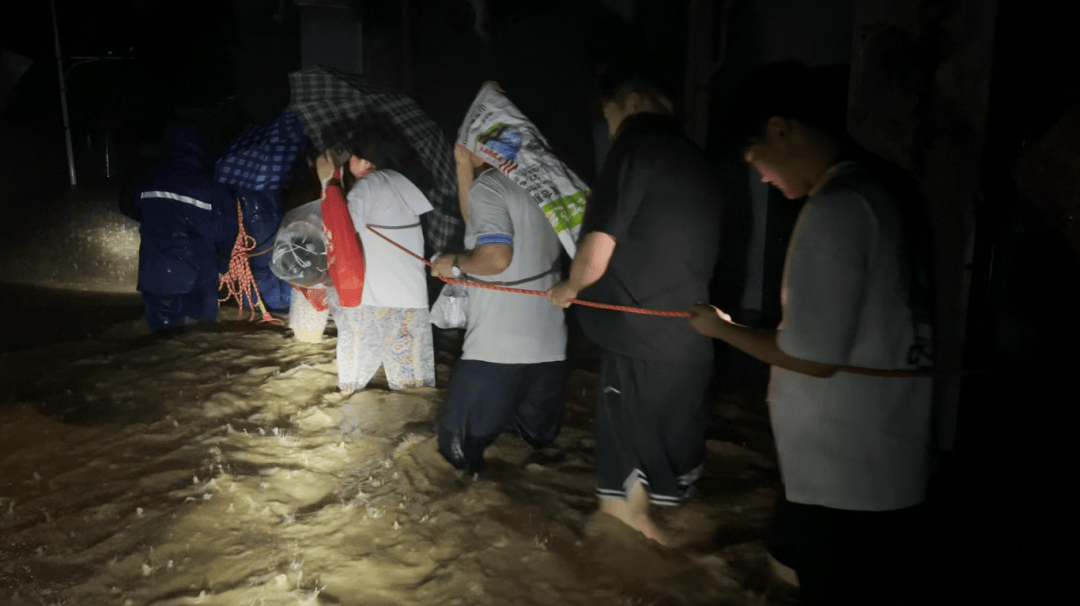 风雨同"舟""救"在身边|暴雨救援"橙"风破浪