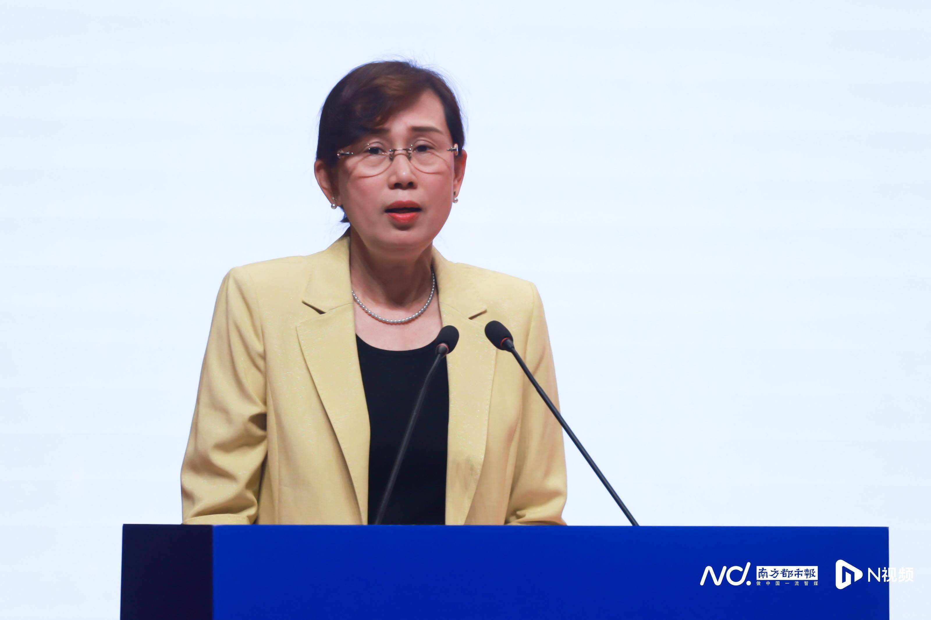 广州市越秀区教育局副局长陈晓以《从大写意到工笔画》为主题,详细