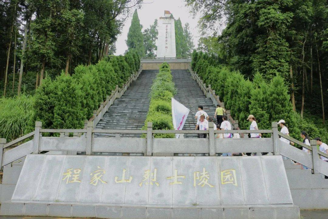 成都磨盘山烈士陵园图片