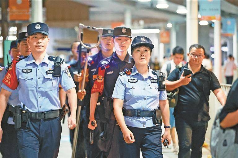 深圳警察巡逻服图片