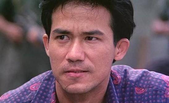 64岁港星李子雄牵妻子逛山东集市,100元买足7种美食,大赞真幸福