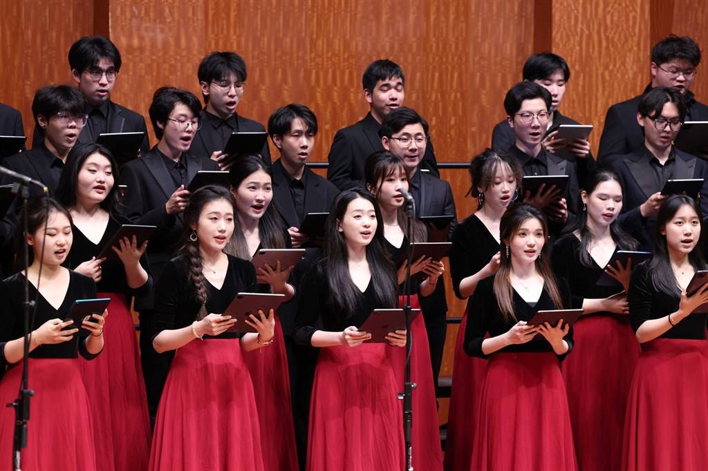 阵容豪华,邀请了浙江音乐学院作曲与指挥系教授,国家一级指挥阎宝林