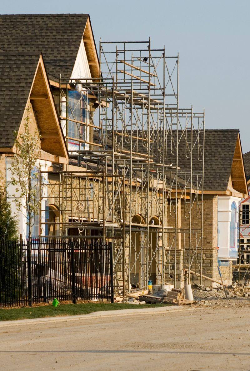 在地震等自然灾害发生时,重钢结构能够有效地吸收和分散震动能量,保护