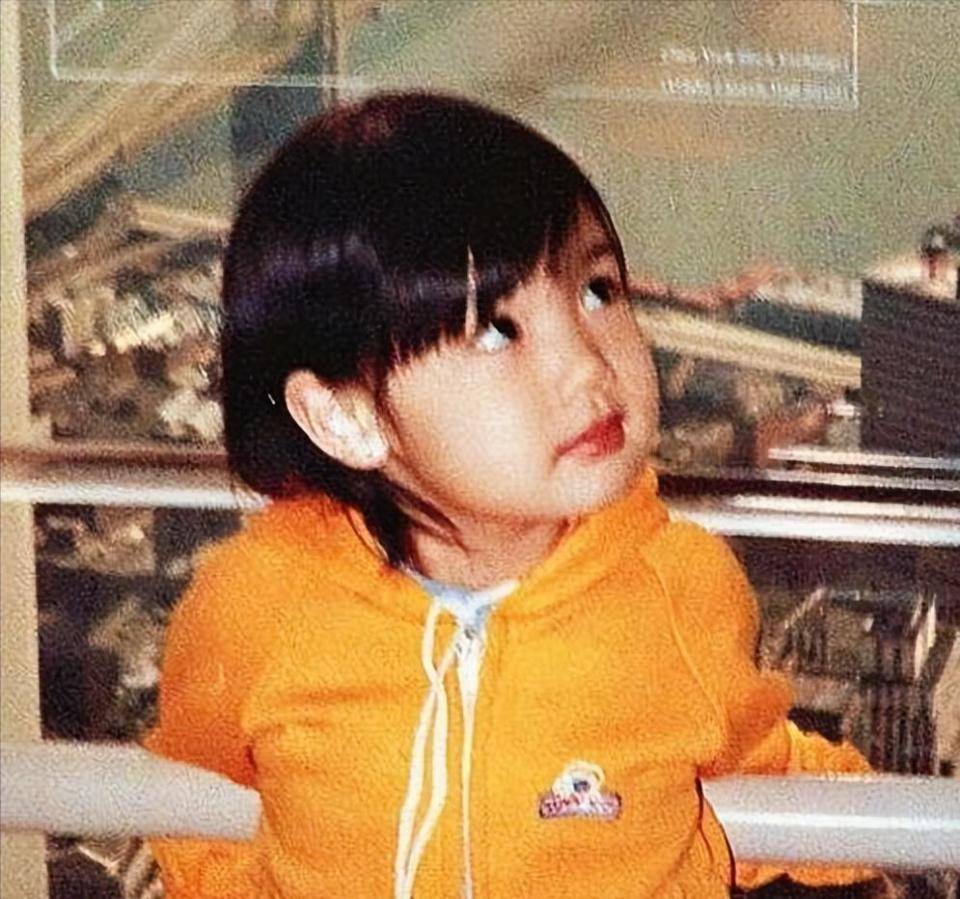 虽然有人曾嘲笑乐基儿不懂珍惜黎明,日后千挑万选嫁了嫁富豪,年过四十