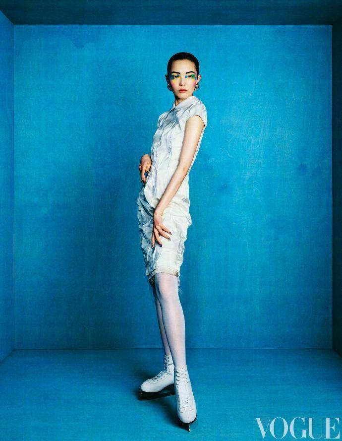 "维密超模"雎晓雯登vogue奥运封面,深v开到肚脐,妆容太诡异