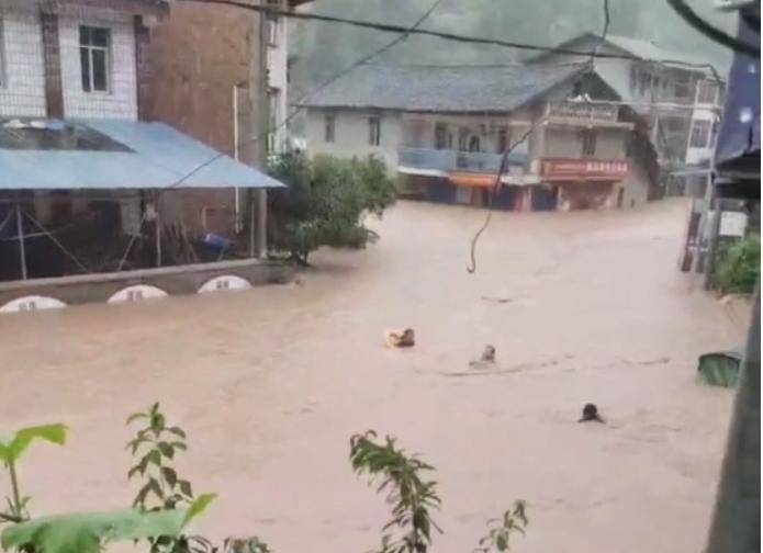 忠县洪水惊魂夜：村民英勇救援，1名女子生死一线间奇迹生还_保障_一个人