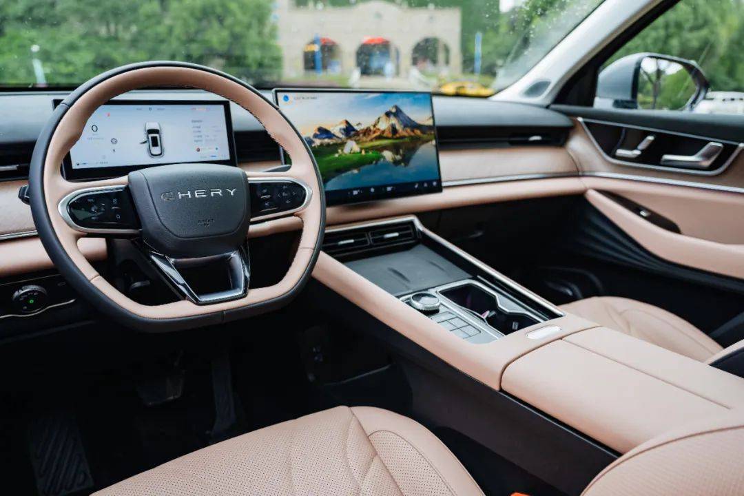 内饰方面,奇瑞瑞虎8l的环抱式宽享座舱同样令人过目不忘,中控台对称而