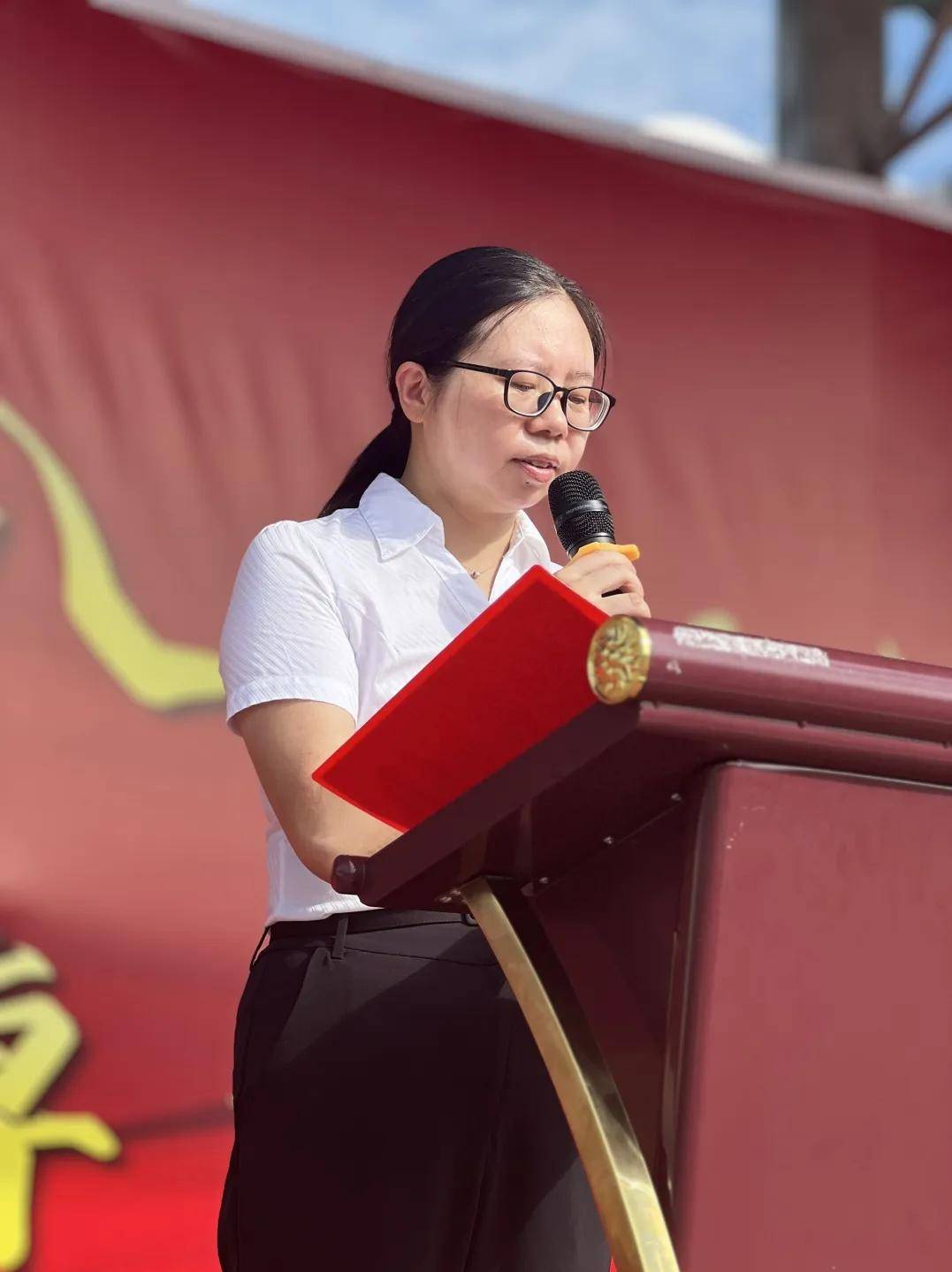 家校共护航活动最后,宜宾市八中党委书记钟祥树寄语24级的全体新生