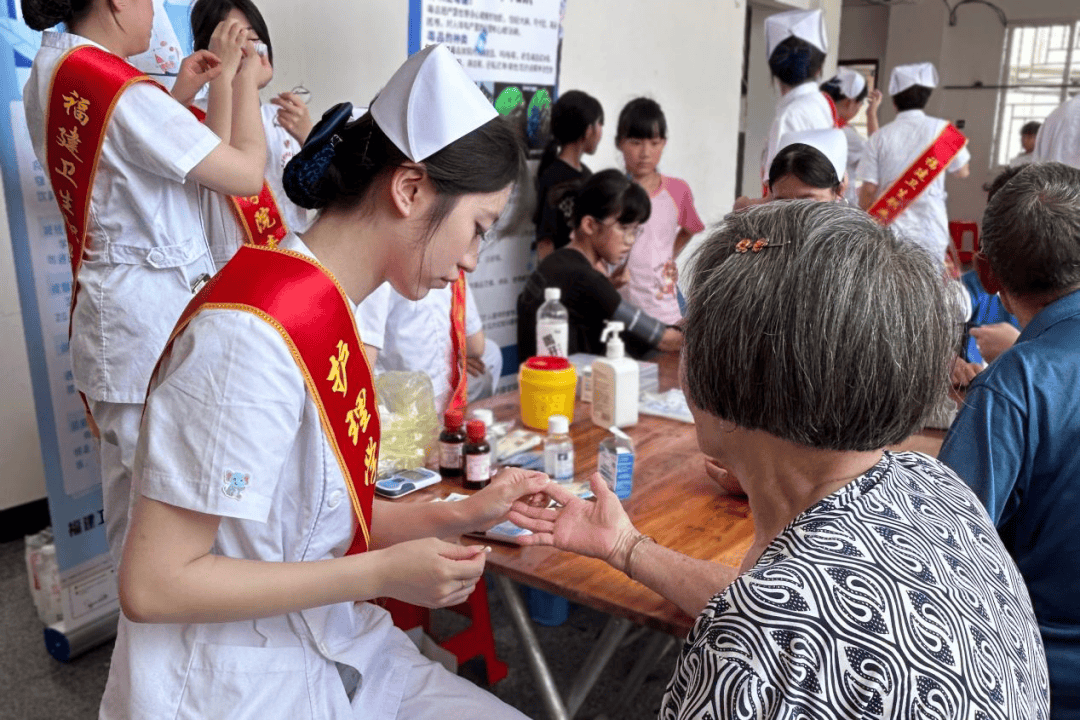 青春为中国式现代化挺膺担当丨护理学院"梦飞天使"志愿服务队用爱心