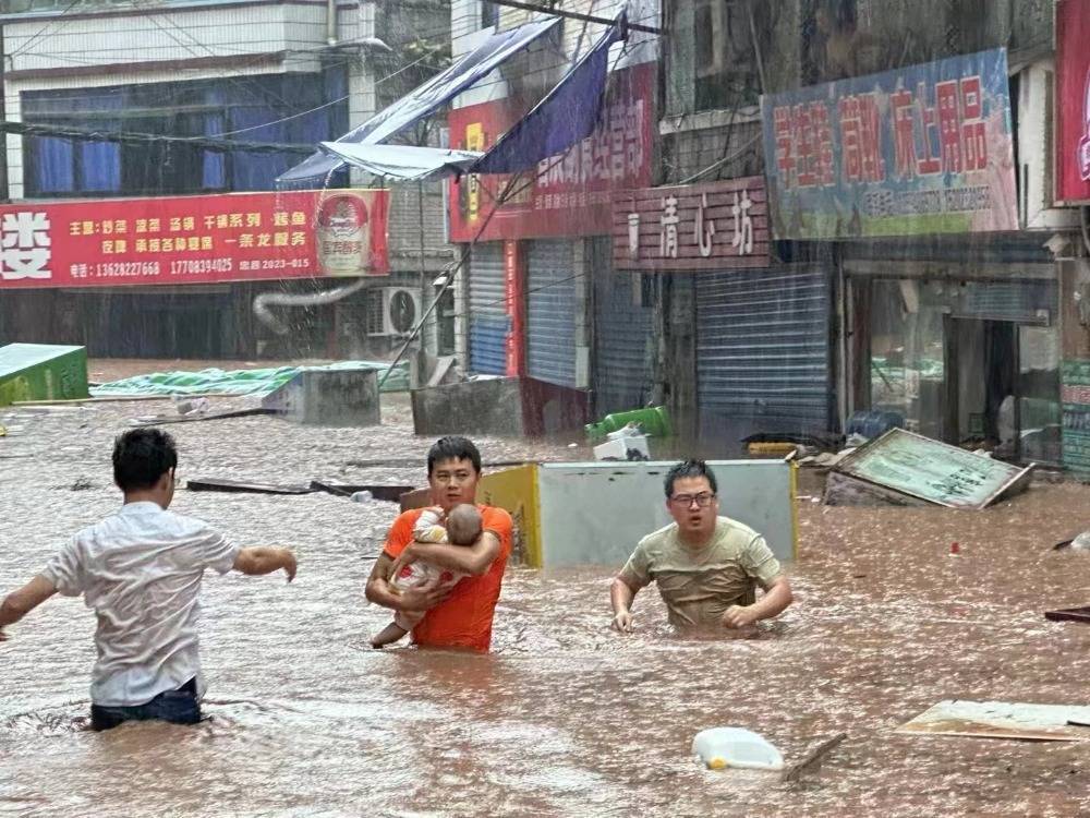 滔滔洪水,冲不垮我们的意志;哪里有危险,哪里就有他们的身影!面