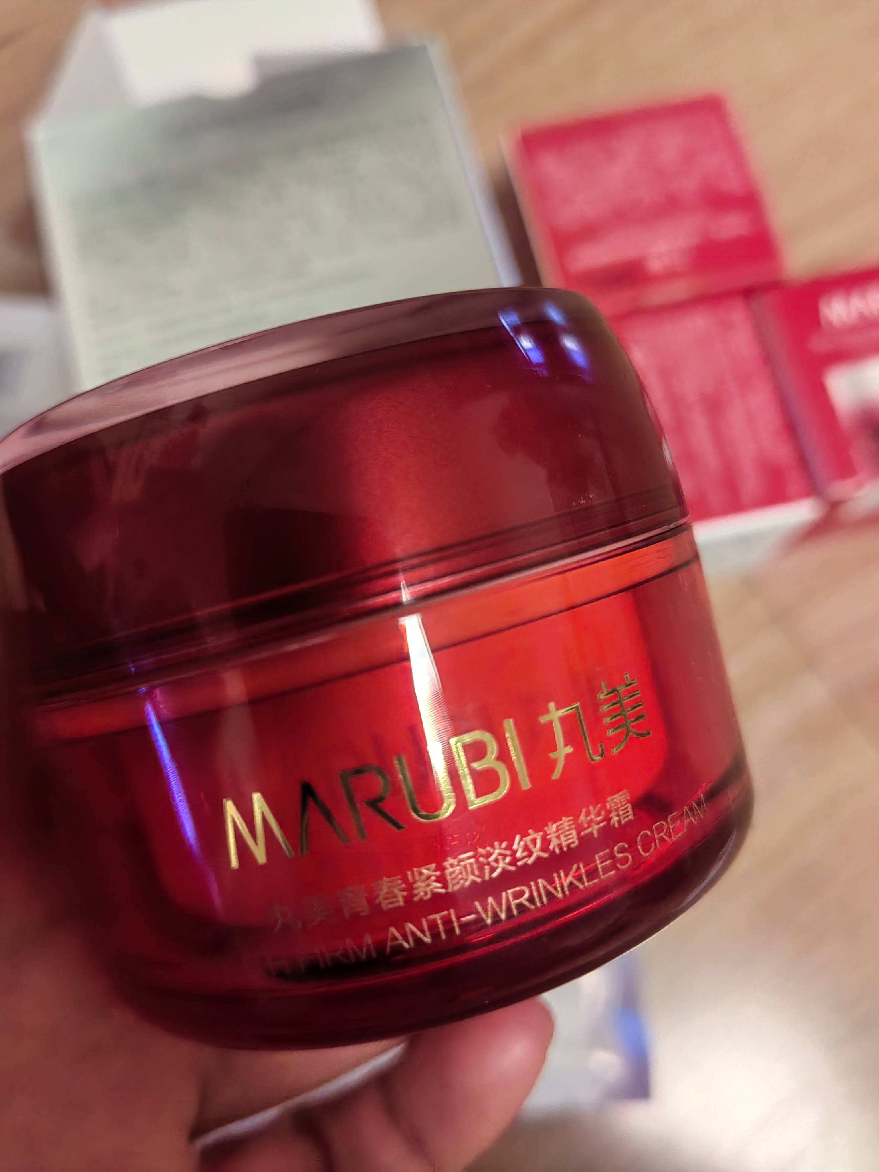 清爽不油腻,吸收迅速,让肌肤倍感清爽舒适,一整天持续水润.玉兰油面