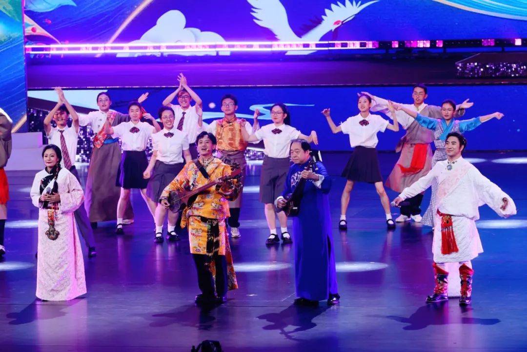 北京中学学生在国家大剧院参加纪念北京援藏30周年文艺演出