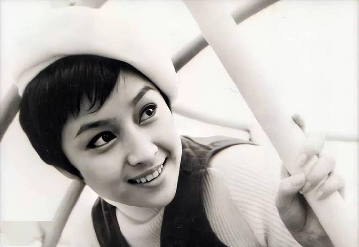 一婚为爱嫁谢贤,二婚演28年假夫妻,"初代玉女"为何如此下场?