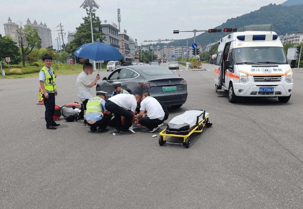 特斯拉车祸!一地血