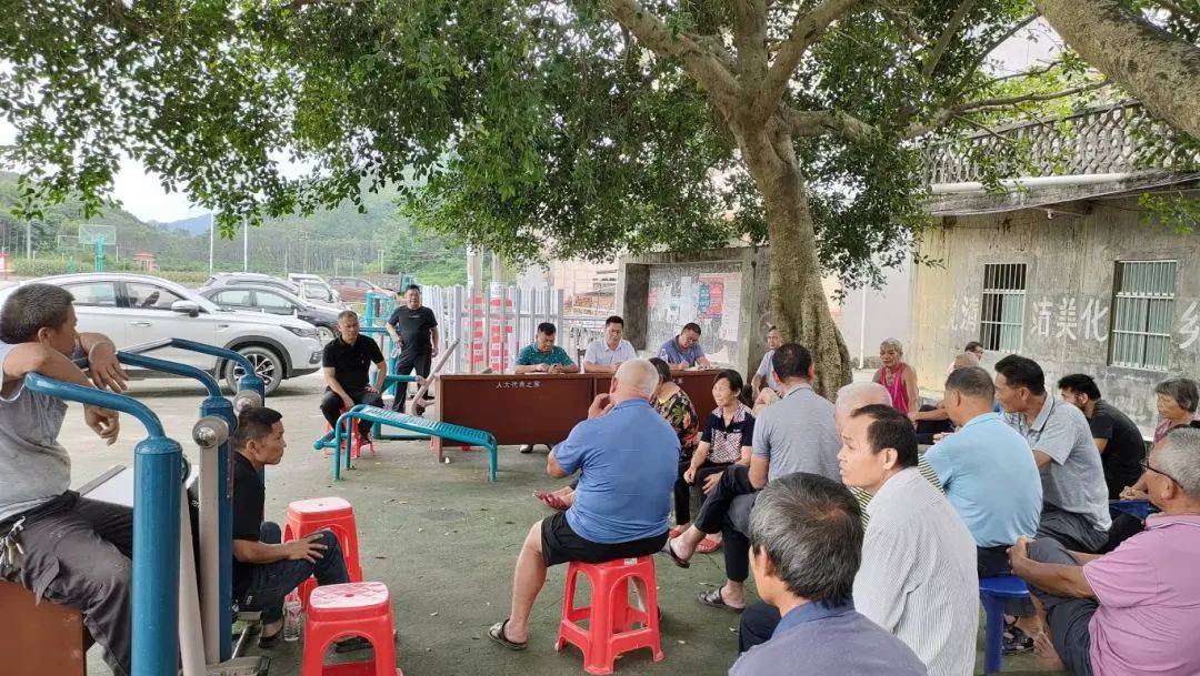 把矛盾纠纷化解在前端今年以来,马山县周鹿镇人大组织"三官一员"到