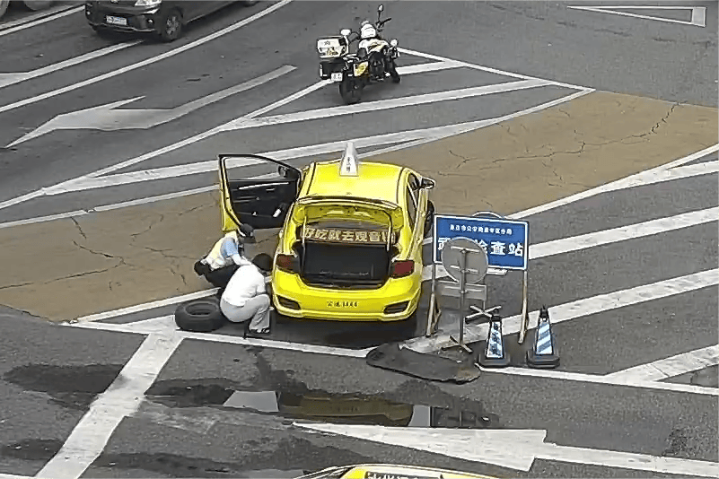我为群众办实事丨夏日炎炎出租车突发爆胎 渝中骁骑酷暑伸援手