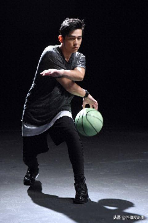 周杰伦手捧奶茶,网友:无糖的_比赛_网球_减肥