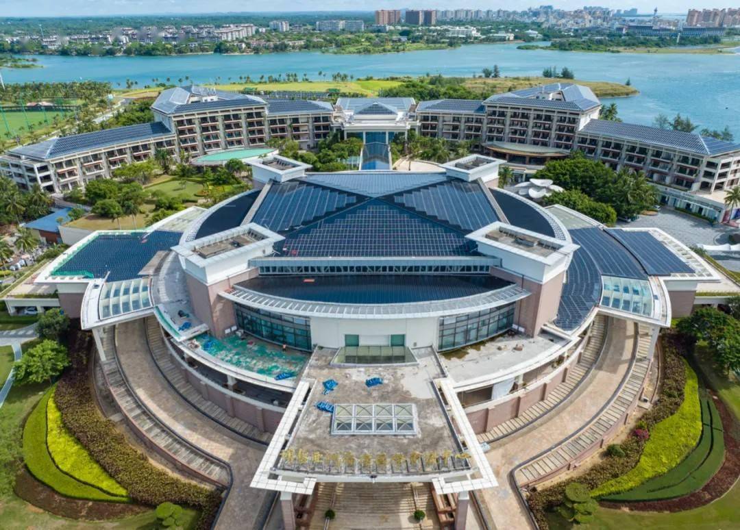 图为2023年8月3日拍摄的博鳌亚洲论坛国际会议中心铺满光