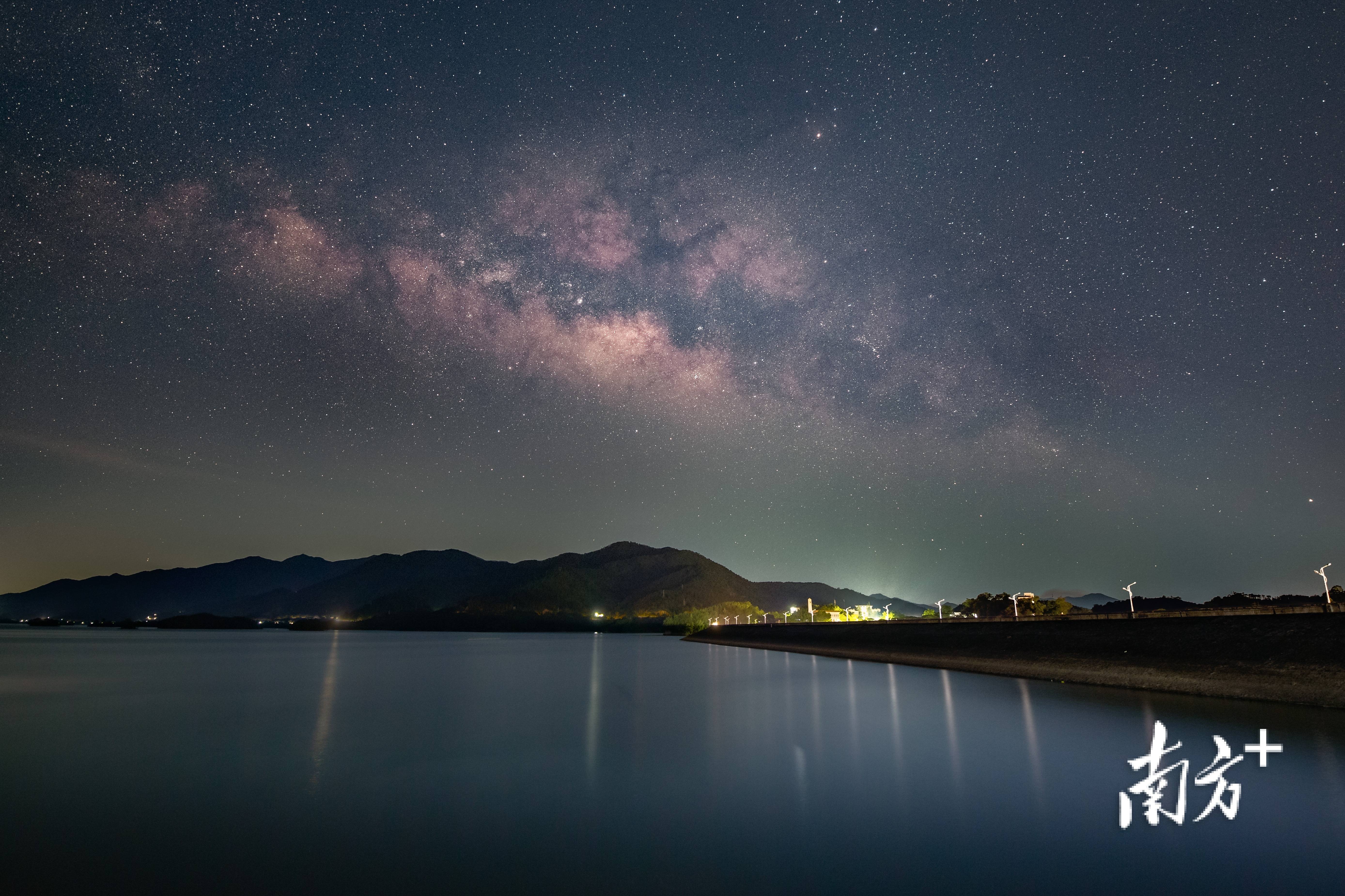 夏季星空的资料图片