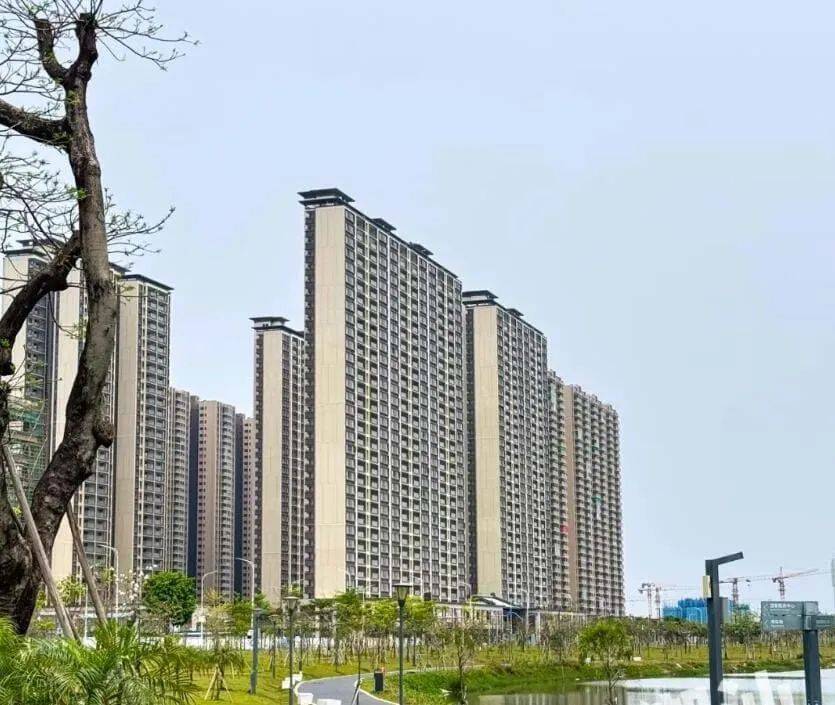 檀悦府,位于汕头东海岸新溪片区中阳大道旁,共建设10栋建筑,分为两期